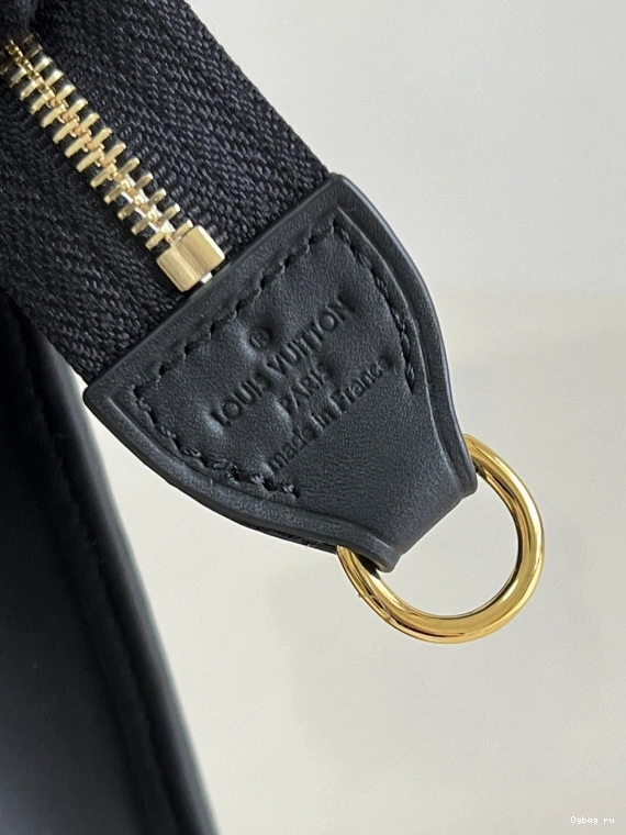 LOUIS TOILETRY ON POUCH CHAIN VUITTON 0726